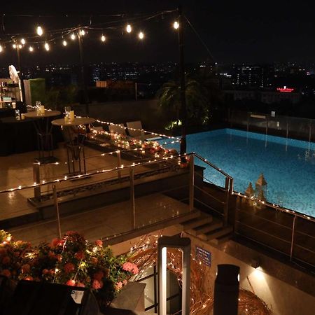 Radisson Blu Mumbai International Airport Otel Dış mekan fotoğraf The pool at the rooftop bar