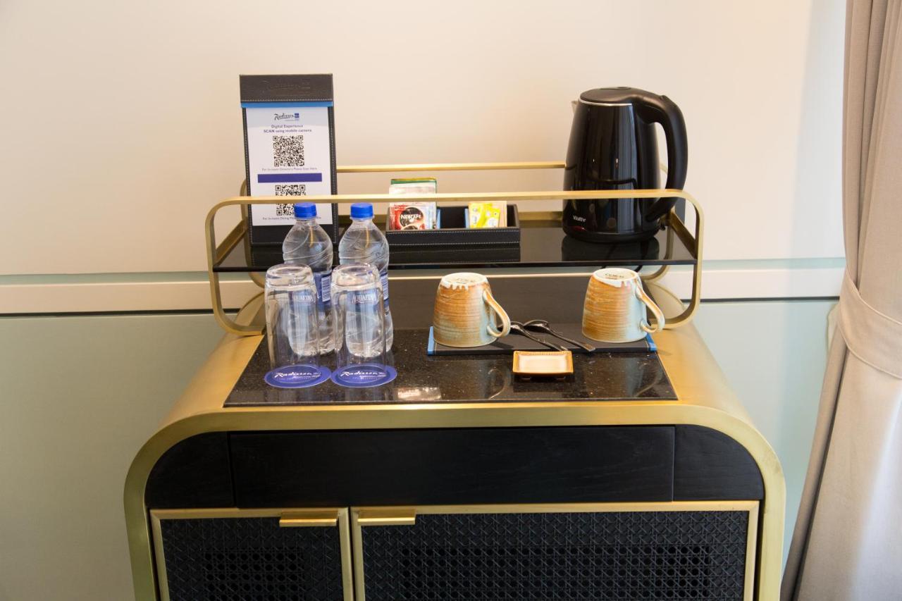 Radisson Blu Mumbai International Airport Otel Dış mekan fotoğraf A tea and coffee making trolley in a hotel room