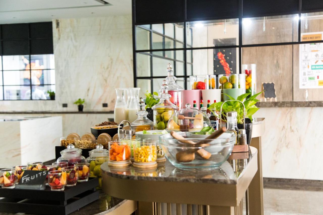Radisson Blu Mumbai International Airport Otel Dış mekan fotoğraf A buffet at a hotel