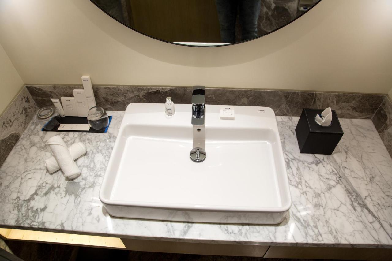 Radisson Blu Mumbai International Airport Otel Dış mekan fotoğraf A washbasin