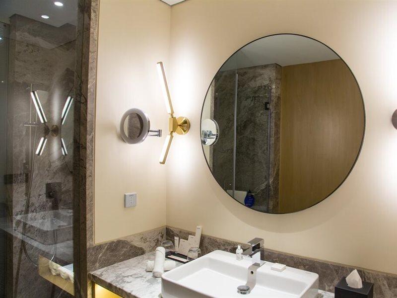 Radisson Blu Mumbai International Airport Otel Dış mekan fotoğraf Bathroom mirror