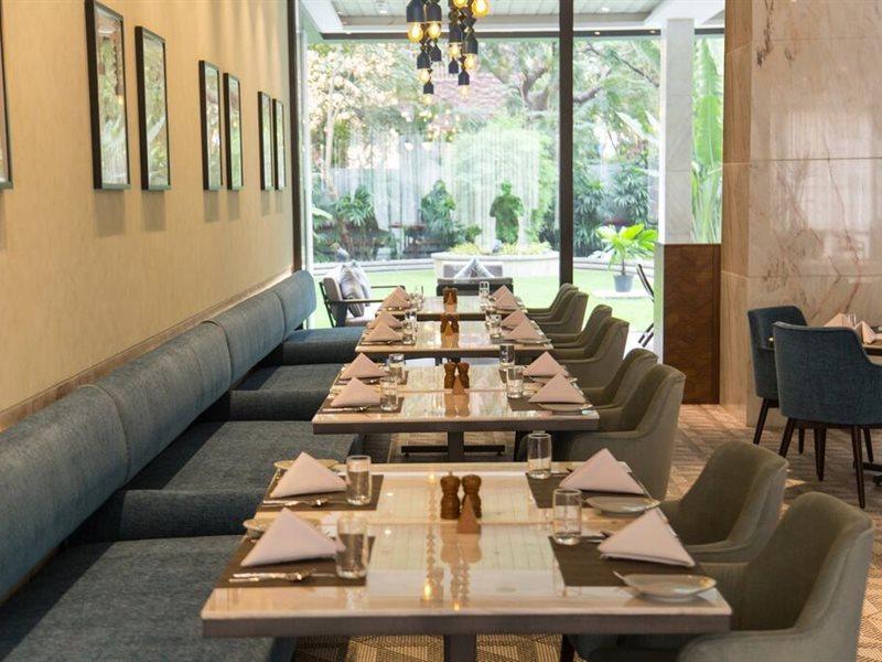 Radisson Blu Mumbai International Airport Otel Dış mekan fotoğraf The interior of the restaurant