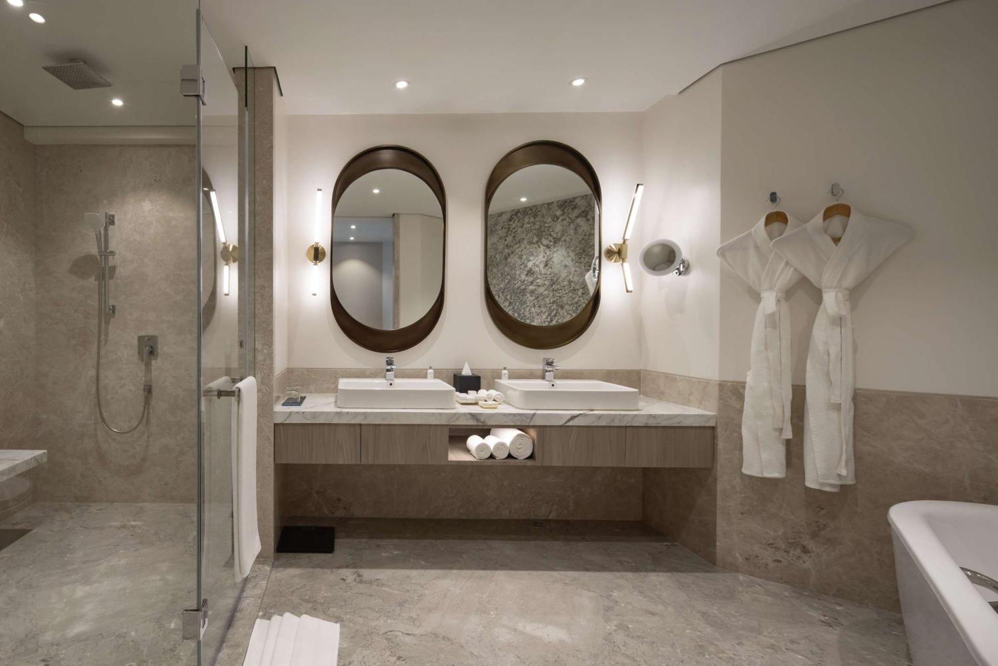 Radisson Blu Mumbai International Airport Otel Dış mekan fotoğraf Bathroom