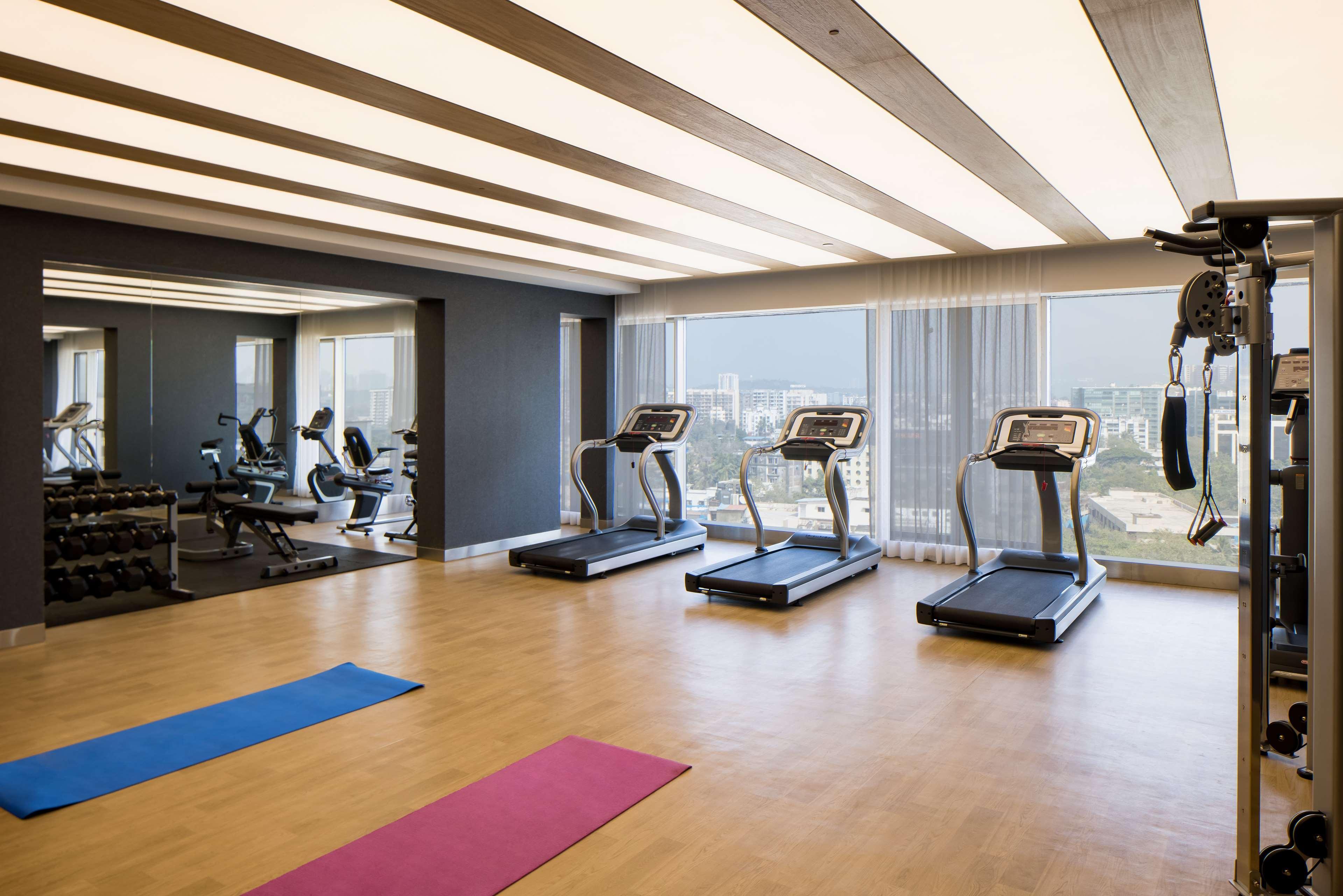 Radisson Blu Mumbai International Airport Otel Dış mekan fotoğraf The gym at the hotel