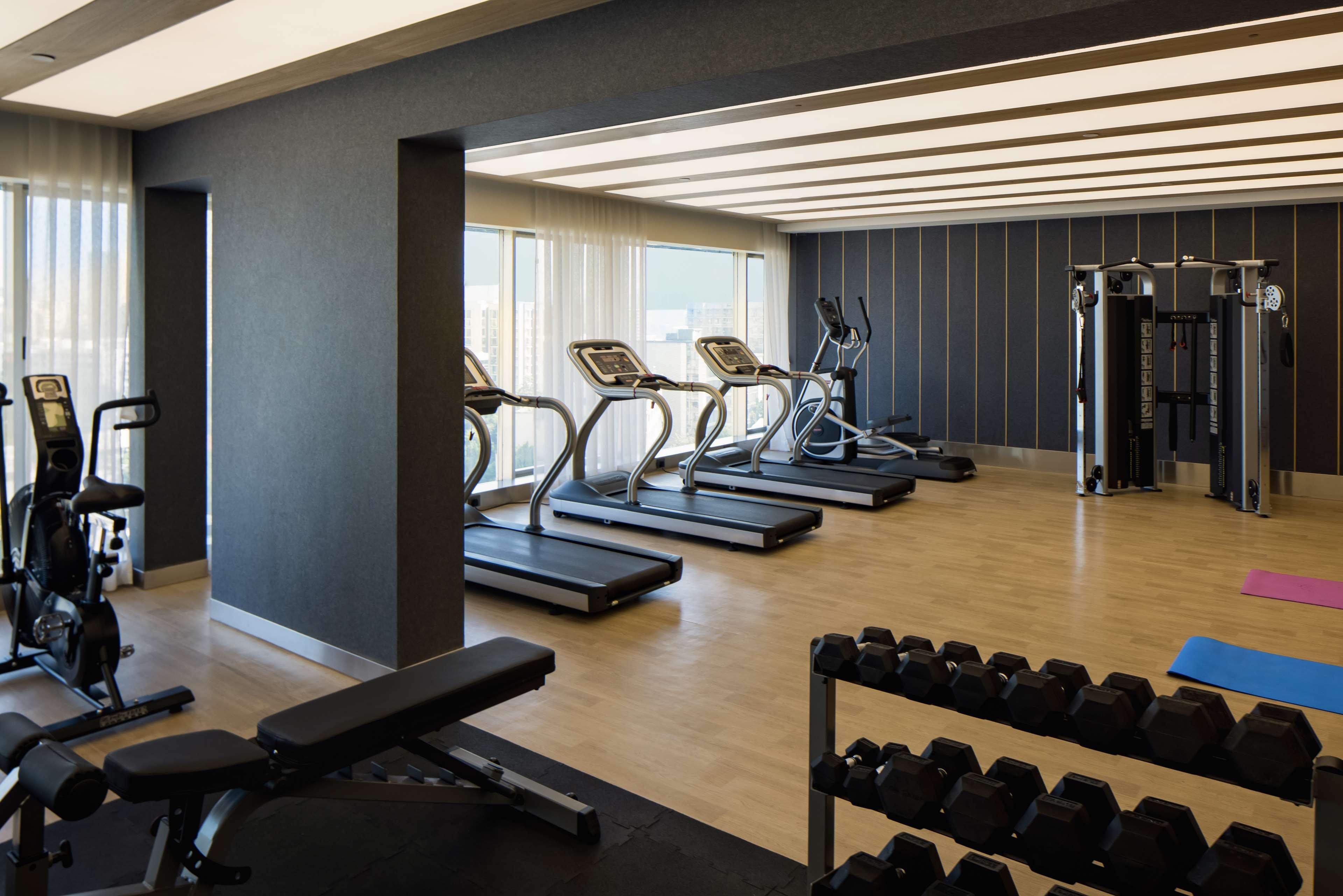 Radisson Blu Mumbai International Airport Otel Dış mekan fotoğraf The gym at the hotel
