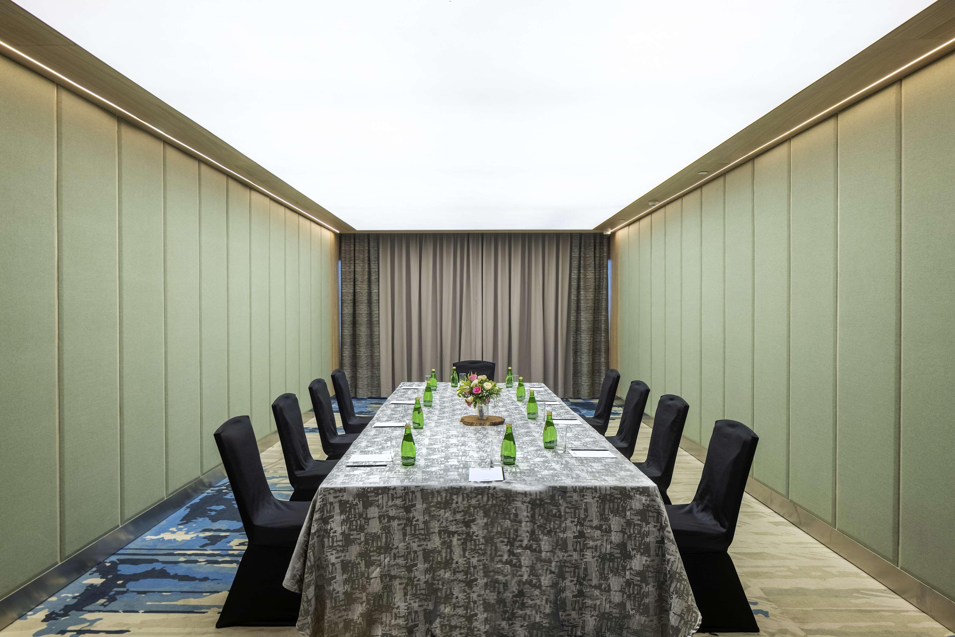 Radisson Blu Mumbai International Airport Otel Dış mekan fotoğraf The meeting room