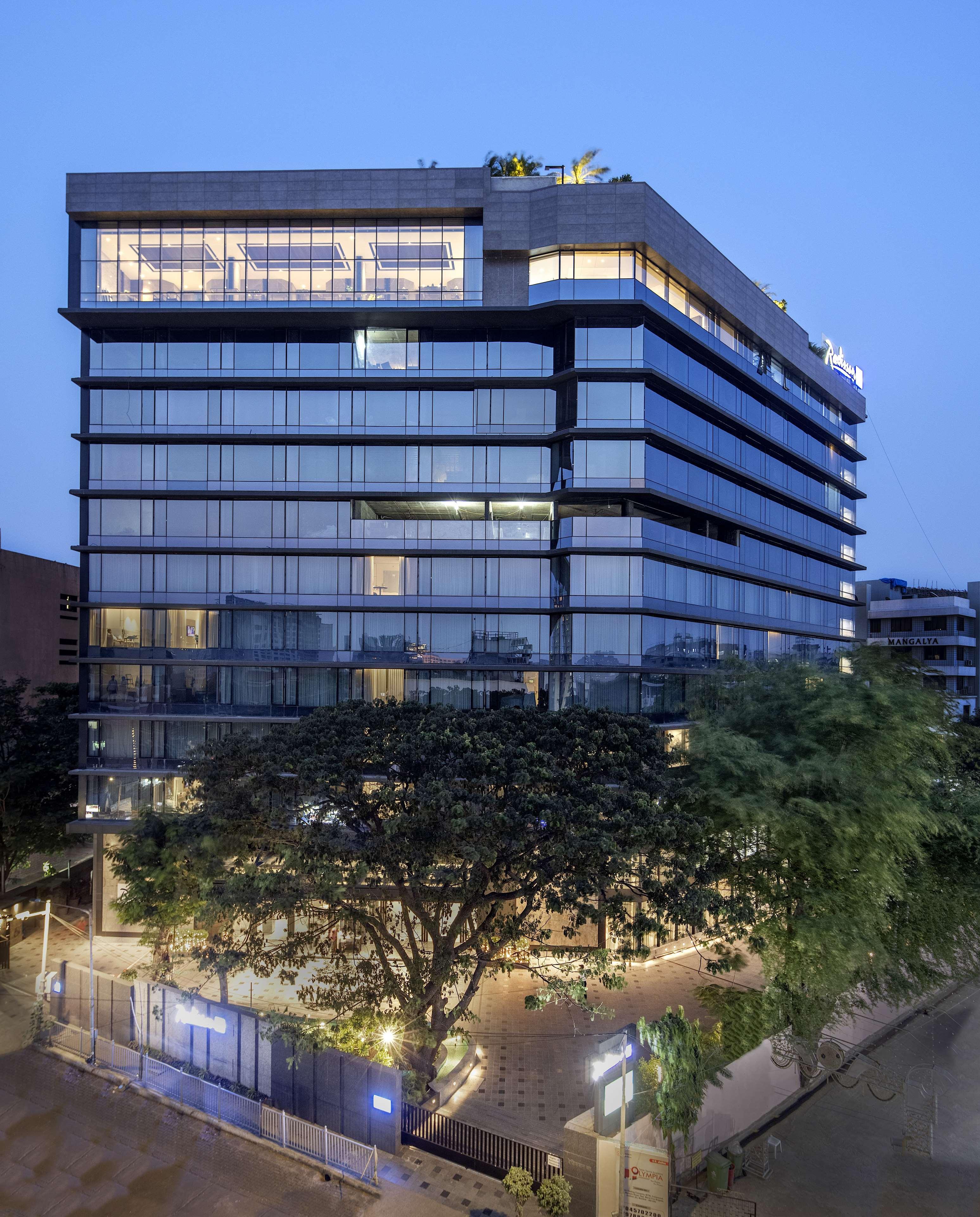 Radisson Blu Mumbai International Airport Otel Dış mekan fotoğraf The new building of the University of Texas MD Anderson Cancer Center