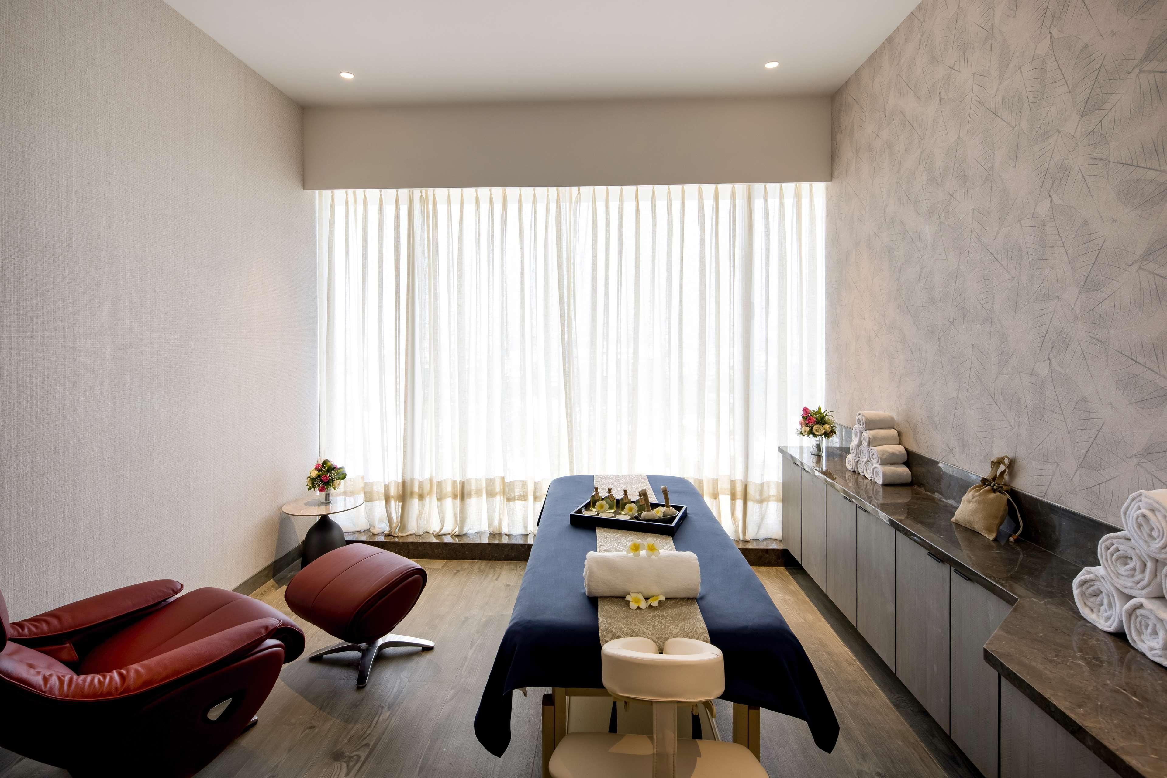 Radisson Blu Mumbai International Airport Otel Dış mekan fotoğraf A treatment room at the spa