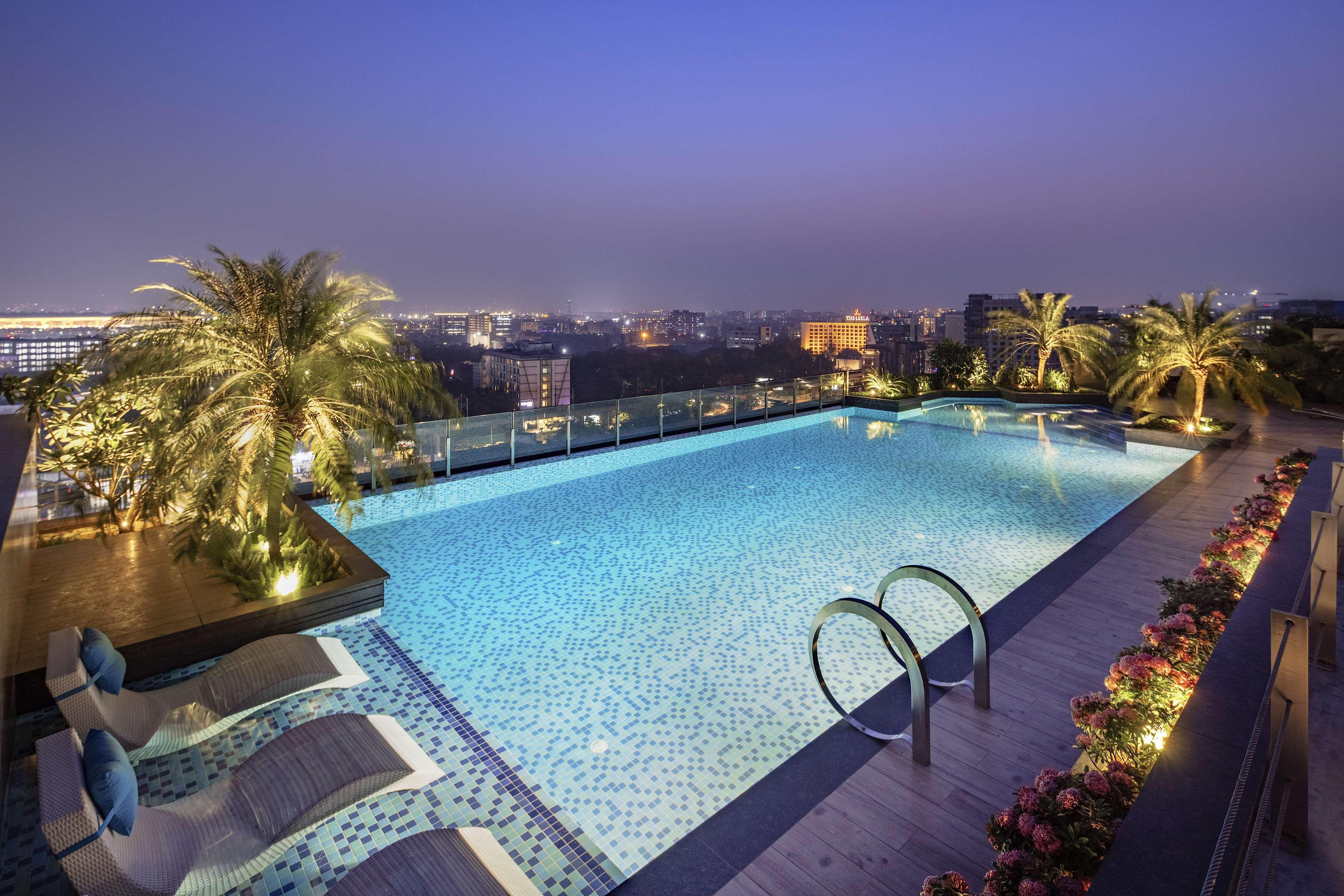 Radisson Blu Mumbai International Airport Otel Dış mekan fotoğraf The swimming pool at the rooftop