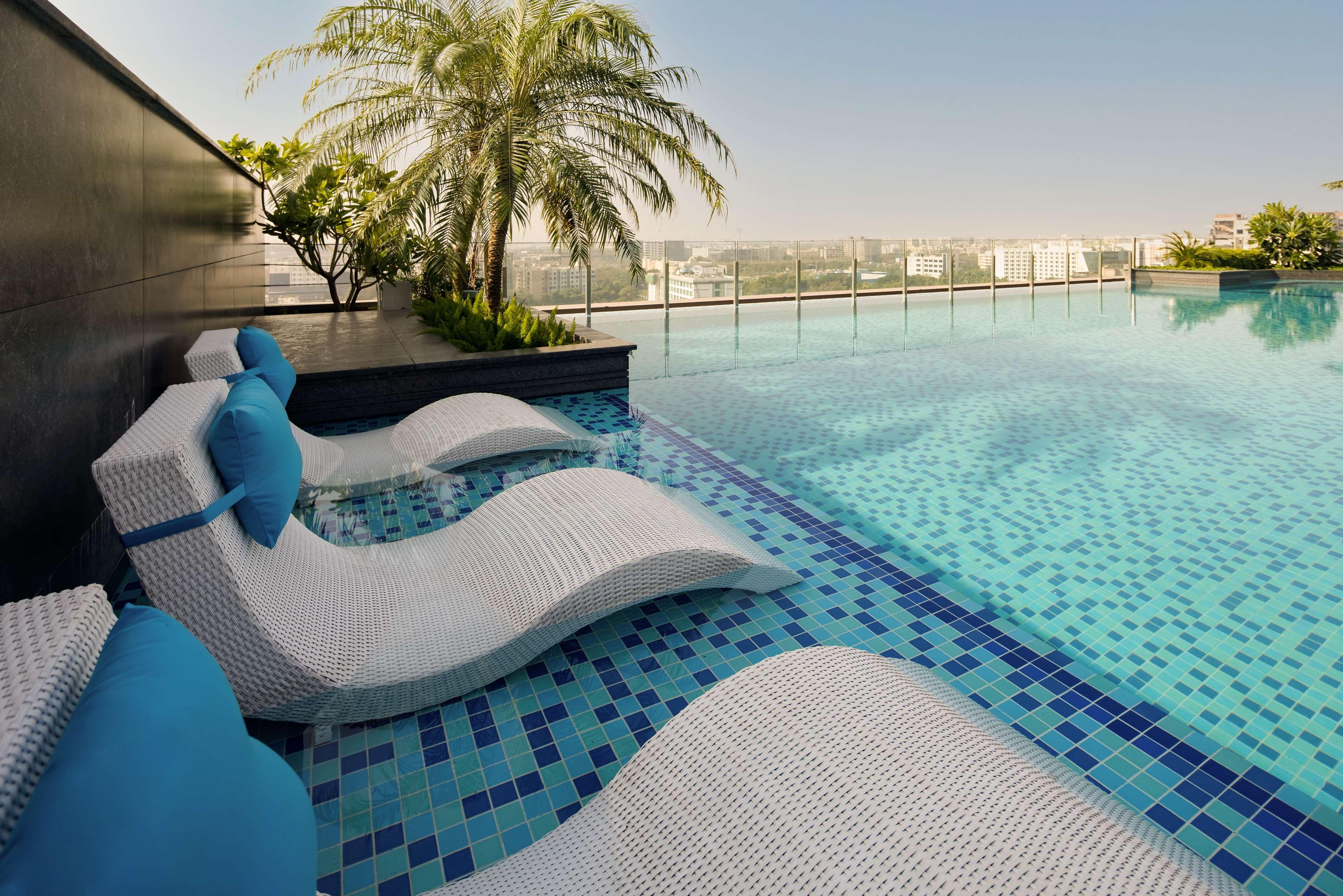 Radisson Blu Mumbai International Airport Otel Dış mekan fotoğraf The pool at the Park