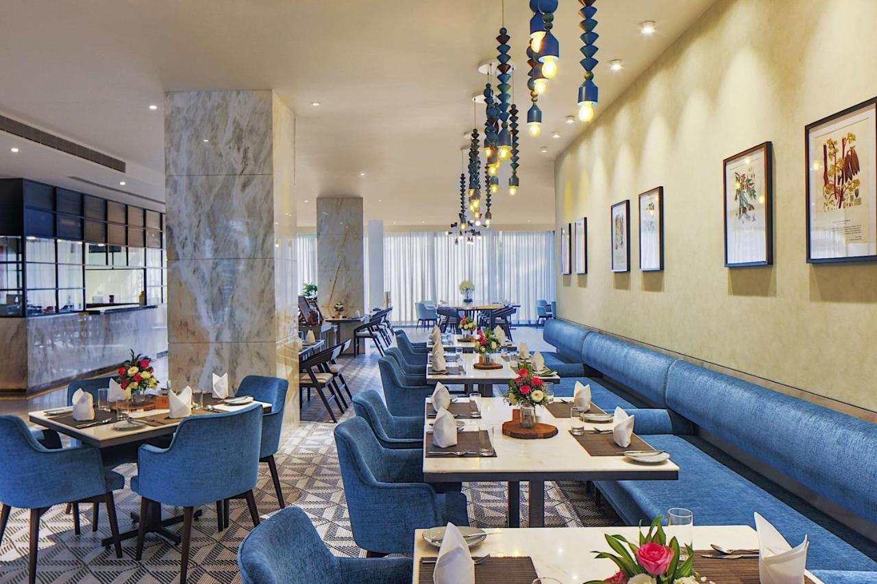 Radisson Blu Mumbai International Airport Otel Dış mekan fotoğraf The restaurant