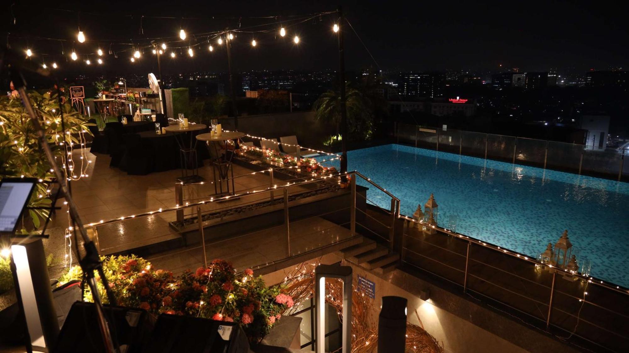Radisson Blu Mumbai International Airport Otel Dış mekan fotoğraf The pool at the rooftop bar