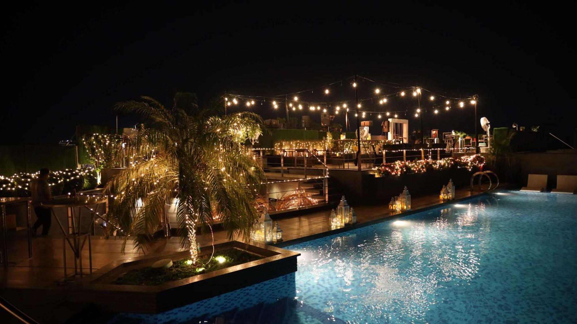 Radisson Blu Mumbai International Airport Otel Dış mekan fotoğraf The resort at night